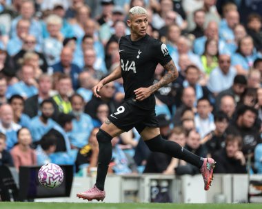 Tottenham Hotspur takımından Richarlison, 23 Ağustos 2025 tarihinde Etihad Stadyumu 'nda Manchester City ile Tottenham Hotspur arasında oynanan Premier League maçında topa vuruyor.