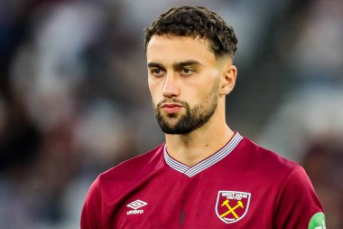 West Ham United takımından Maximilian Kilman, 22 Ağustos 2025 'te Londra' daki Londra Stadyumu 'nda oynanan Premier League maçı öncesinde Chelsea' ye karşı dizildi.