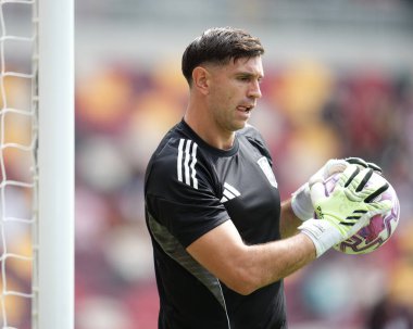 Aston Villa 'dan Emiliano Martnez Premier Lig karşılaşması öncesinde Brentford, Aston Villa' ya karşı Gtech Community Stadyumu, Londra, 23 Ağustos 2025