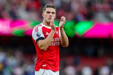 Arsenal 'den Viktor Gyokeres, 23 Ağustos 2025' te İngiltere 'nin başkenti Londra' daki Emirates Stadyumu 'nda oynanan Premier League maçı sonrasında takımların kazandığı zaferin ardından taraftarları takdir ediyor.