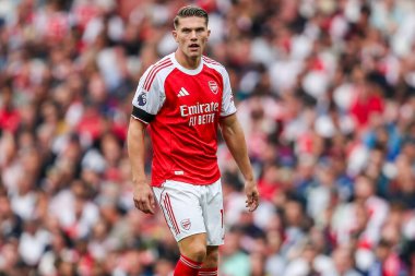 Arsenal 'den Viktor Gyokeres, 23 Ağustos 2025' te Birleşik Krallık 'taki Emirates Stadyumu' nda oynanan Premier League maçında Arsenal 'e karşı Leeds United maçını izliyor.