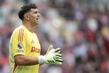 Aston Villa 'dan Emiliano Martnez Premier Lig karşılaşmasında Brentford, Aston Villa' ya karşı Gtech Community Stadyumu, Londra, 23 Ağustos 2025