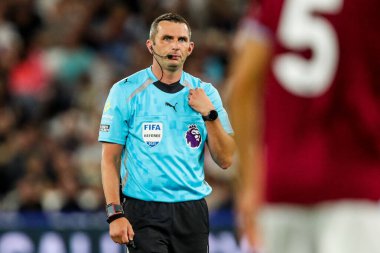 Hakem Michael Oliver Premier Lig maçı sırasında Londra Stadyumu 'nda West Ham United Chelsea' ye karşı, 22 Ağustos 2025