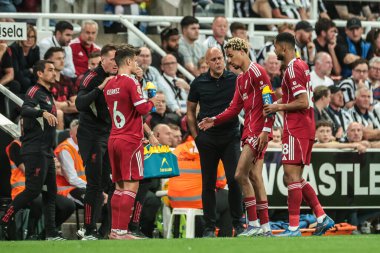 Liverpool 'un Arne Slot Müdürü, Premier League maçı Newcastle United' ın Liverpool 'a karşı St. James' s Park, Newcastle, İngiltere 'de oynadığı 25 Ağustos 2025' te oynanan maçta Liverpool 'lu Hugo Ekitike' e talimat verdi.