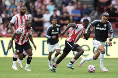 Aston Villa 'dan Morgan Rogers Premier Lig maçında Brentford oyuncularının baskısı altında Brentford - Aston Villa maçı sırasında Gtech Community Stadyumu, Londra, İngiltere, 23 Ağustos 2025