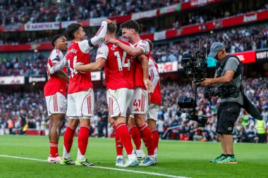 Arsenal 'den Viktor Gyokeres, 23 Ağustos 2025' te Birleşik Emirates Stadyumu 'nda oynanan Premier League maçında 5-0 öne geçmek için takım arkadaşlarıyla penaltısını kutluyor.