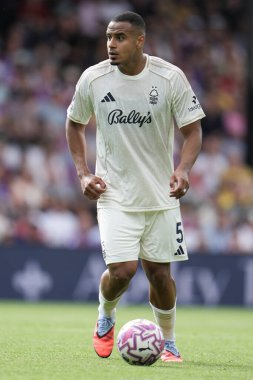 Nottingham Ormanı 'ndan Murillo Premier Lig maçı sırasında Kristal Saray, Nottingham Ormanı' na karşı Selhurst Park, Londra, Birleşik Krallık, 24 Ağustos 2025