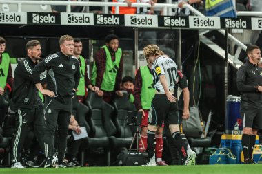 Newcastle United takımından Anthony Gordon, Liverpool 'lu Virgil van Dijk' e karşı oynanan Premier Lig maçı sırasında St. James 's Park, Newcastle, İngiltere' deki Liverpool maçında ciddi bir faul için kırmızı kart aldıktan sonra sahadan ayrıldı.