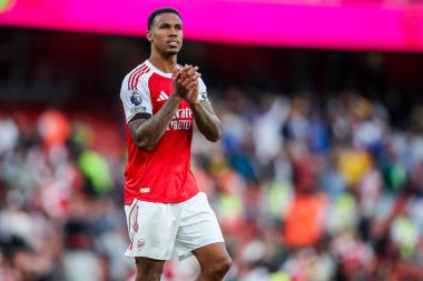 Arsenal 'den Gabriel Magalhaes, 23 Ağustos 2025' te İngiltere 'nin başkenti Londra' daki Emirates Stadyumu 'nda oynanan Premier League maçı sonrasında takımların kazandığı galibiyet sonrasında taraftarları kabul ediyor.