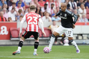 Aston Villa takımından Donyell Malen Premier Lig maçında Brentford - Aston Villa maçı sırasında Gtech Community Stadyumu, Londra, 23 Ağustos 2025