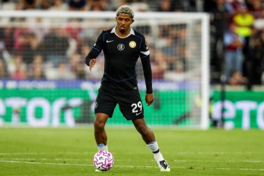 Chelsea 'den Wesley Fofana Premier Lig maçında topla koşuyor. West Ham United, Chelsea' ye karşı Londra Stadyumu, 22 Ağustos 2025