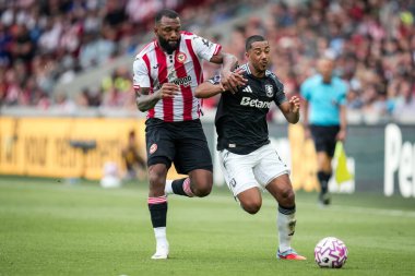 Brentford 'dan Igor Thiago ve Aston Villa' dan Youri Tielemans Premier Lig karşılaşmasında Brentford, Aston Villa 'ya karşı Gtech Community Stadyumu, Londra, Birleşik Krallık, 23 Ağustos 2025