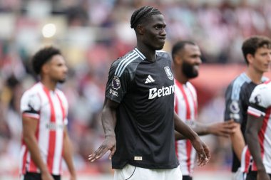 Aston Villa takımından Amadou Onana Premier Lig maçında Brentford, Aston Villa 'ya karşı Gtech Community Stadyumu, Londra, 23 Ağustos 2025