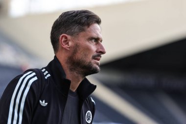 Newcastle United 'ın teknik direktör yardımcısı Jason Tindall, Premier League maçı sırasında St.James' s Park, Newcastle, 25 Ağustos 2025 'te Liverpool' a geldi.