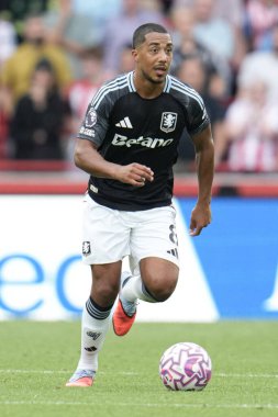 Aston Villa takımından Youri Tielemans Premier League maçında Brentford, Aston Villa 'ya karşı Gtech Community Stadyumu, Londra, 23 Ağustos 2025