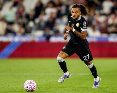 Chelsea 'li Malo Gusto Premier League maçında topla koşuyor. West Ham United, Chelsea' ye karşı Londra Stadyumu, 22 Ağustos 2025