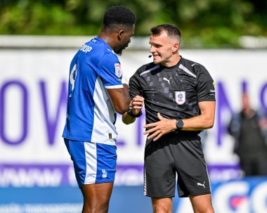 Hakem Ben Speedie, 23 Ağustos 2025 'te İngiltere' nin Highbury Stadyumu 'nda oynanan Sky Bet 2 maçında Fleetwood Town - Oldham Athletic maçında attığı golle Oldham Athletic' ten Mike Fondop ile konuştu.