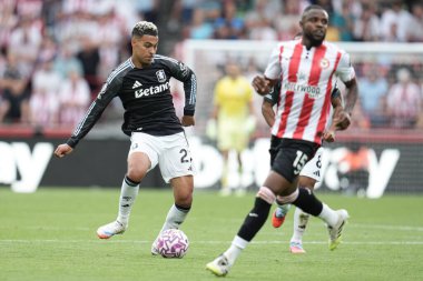 Aston Villa 'dan Morgan Rogers Premier Lig maçı sırasında Brentford-Aston Villa maçında Gtech Community Stadyumu, Londra, 23 Ağustos 2025