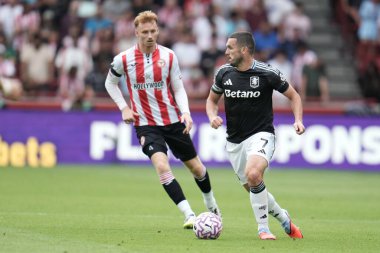 Aston Villa takımından JohnMcGinn Premier League maçında Brentford, Aston Villa 'ya karşı Gtech Community Stadyumu, Londra, 23 Ağustos 2025