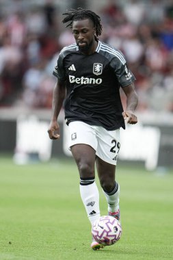 Premier Lig maçında Aston Villa 'dan Evan Guessand, Brentford vs Aston Villa' ya karşı Gtech Community Stadyumu, Londra, 23 Ağustos 2025