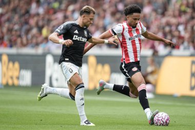 Brentford 'dan Kevin Schade, Aston Villa' dan Matty Cash 'i Premier League maçında Brentford, Aston Villa' ya karşı Gtech Community Stadyumu, Londra, İngiltere, 23 Ağustos 2025