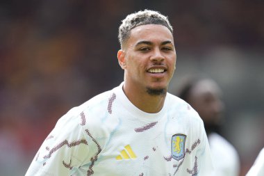 Aston Villa 'dan Morgan Rogers Premier Lig karşılaşması öncesinde Brentford, Aston Villa' ya karşı Gtech Community Stadyumu, Londra, 23 Ağustos 2025