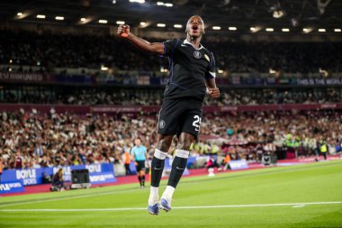 Chelsea 'den Moises Caicedo, 22 Ağustos 2025' te Londra 'daki Londra Stadyumu' nda oynanan Premier League maçında West Ham United ve Chelsea maçında 1-4 kazanma golünü kutluyor.