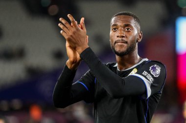 Chelsea 'den Tosin Adarabioyo, 22 Ağustos 2025' te Londra 'daki Londra Stadyumu' nda oynanan Premier League maçı sonrasında takımların kazandığı galibiyet sonrasında taraftarlarını kabul ediyor.