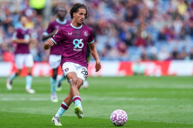 Burnley 'den Hannibal Mejbri, 23 Ağustos 2025' te Burnley ile Sunderland arasında oynanan Premier Lig maçında topu ileri atıyor.