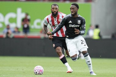 Aston Villa takımından Lamare Bogarde Premier Lig maçında Brentford, Aston Villa 'ya karşı Gtech Community Stadyumu, Londra, 23 Ağustos 2025