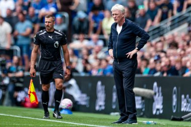 Everton 'dan David Moyes, İngiltere' nin Liverpool şehrindeki Hill Dickinson Stadyumu 'nda oynanan Everton-Brighton ve Hove Albion Premier Lig maçına bakıyor.