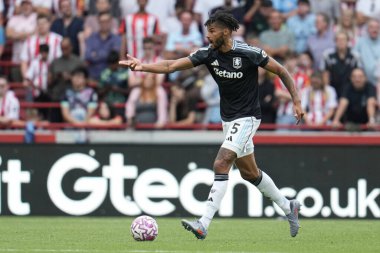 Aston Villa takımından Tyrone Mings Premier League maçında Brentford, Aston Villa 'ya karşı Gtech Community Stadyumu, Londra, 23 Ağustos 2025