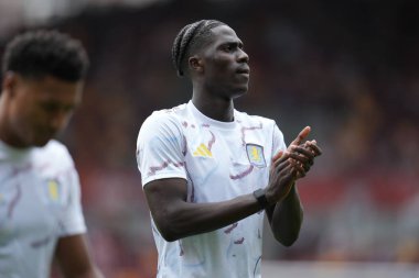 Aston Villa 'dan Amadou Onana Premier Lig karşılaşması öncesinde Brentford, Aston Villa' ya karşı Gtech Community Stadyumu, Londra, 23 Ağustos 2025