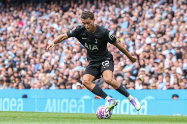 Tottenham Hotspur takımından Brennan Johnson, 23 Ağustos 2025 tarihinde Etihad Stadyumu 'nda Manchester City ile Tottenham Hotspur arasında oynanan Premier League maçında topu kontrol ediyor.