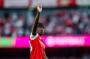 Arsenal 'den Noni Madueke, 23 Ağustos 2025' te İngiltere 'nin başkenti Londra' daki Emirates Stadyumu 'nda oynanan Premier League maçı sonrasında takımların kazandığı galibiyet sonrasında taraftarlarını kabul ediyor.