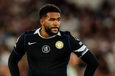 Chelsea 'li Reece James, 22 Ağustos 2025' te Londra 'daki Londra Stadyumu' nda oynanan Premier League maçında West Ham United 'a karşı Chelsea maçına bakıyor.