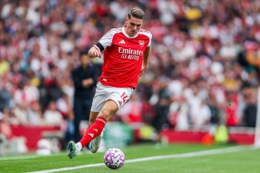 Arsenal 'den Viktor Gyokeres, 23 Ağustos 2025' te Londra 'daki Emirates Stadyumu' nda oynanan Premier League maçında topla koşuyor.