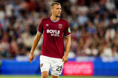 West Ham United takımından Tomas Soucek, 22 Ağustos 2025 'te Londra' daki Londra Stadyumu 'nda oynanan Premier League maçında West Ham United ve Chelsea maçını izliyor.