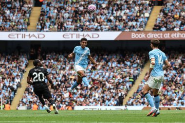 Manchester City 'den Rico Lewis, Manchester City' nin 23 Ağustos 2025 'te Etihad Stadyumu' nda Tottenham Hotspur 'a karşı oynadığı Premier League maçında yüksek topu kazanmak için sıçradı.