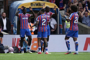 Kristal Saray, Crystal Palace 'dan Ismala Sarr' ın Premier League maçı sırasında Nottingham Ormanı 'na karşı oynanan 24 Ağustos 2025' te Selhurst Park, Londra 'da oynanan maçta 1-0 kazanmasını kutluyor.