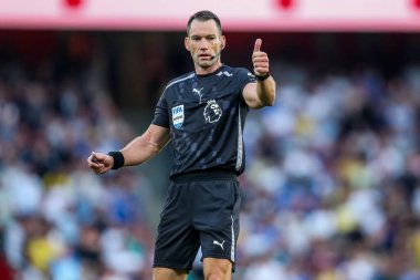 Hakem Jarred Gillett, 23 Ağustos 2025 'te Birleşik Krallık' taki Emirates Stadyumu 'nda oynanan Premier League karşılaşmasında tepki gösterdi.