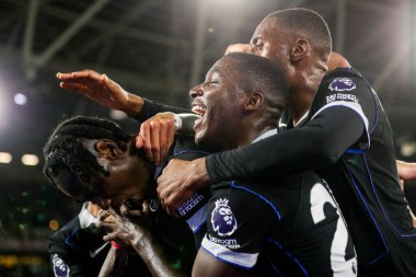 Chelsea 'li Trevoh Chalobah, Premier League maçında West Ham United' ın Chelsea 'ye karşı 22 Ağustos 2025' te Londra 'daki Londra Stadyumu' nda oynadığı maçta takım arkadaşlarıyla yaptığı maçı 1-5 kazanarak kutluyor.