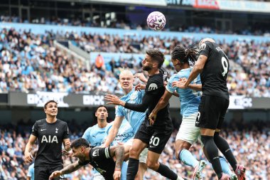 Tottenham Hotspur takımından Richarlison, 23 Ağustos 2025 tarihinde Etihad Stadyumu 'nda Manchester City ile Tottenham Hotspur arasında oynanan Premier League maçında kaleye doğru ilerliyor.