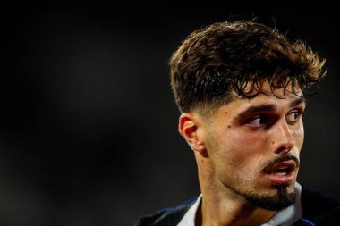 Chelsea 'den Pedro Neto, 22 Ağustos 2025' te Londra 'daki Londra Stadyumu' nda oynanan Premier League maçında West Ham United ile Chelsea maçına bakıyor.