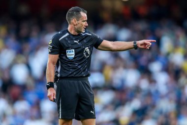 Hakem Jarred Gillett, 23 Ağustos 2025 'te Birleşik Krallık' taki Emirates Stadyumu 'nda oynanan Premier League maçında talimat verdi.