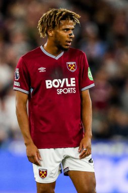 West Ham United takımından Jean-Clair Todibo 22 Ağustos 2025 'te Londra, İngiltere' deki Londra Stadyumu 'nda oynanan Premier League maçında West Ham United ve Chelsea maçını izliyor.