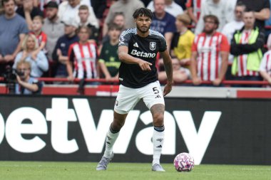 Aston Villa takımından Tyrone Mings Premier League maçında Brentford, Aston Villa 'ya karşı Gtech Community Stadyumu, Londra, 23 Ağustos 2025