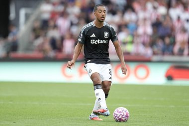 Aston Villa takımından Youri TiEleans Premier League maçında Brentford, Aston Villa 'ya karşı Gtech Community Stadyumu, Londra, 23 Ağustos 2025