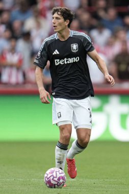 Aston Villa takımından Pau Torres Premier Lig maçında Brentford - Aston Villa maçında Gtech Community Stadyumu, Londra, 23 Ağustos 2025