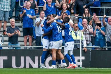 Everton 'dan James Garner, Premier Lig maçında Everton, Brighton ve Hove Albion' a karşı 24 Ağustos 2025 'te Liverpool' daki Liverpool Hill Dickinson Stadyumu 'nda oynanan karşılaşmada takım arkadaşları ile golünü kutluyor.